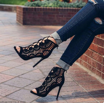 Интересен модел дамски сандали на висок ток в черен цвят