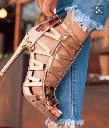 Бохемски дамски сандали на висок ток в златист цвят