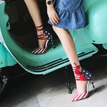 Много интересни дамски обувки на висок ток с мотиви от Американското знаме