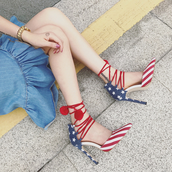 ψηλοτάκουνα παπούτσια Πολύ ενδιαφέρουσα κυρία με μοτίβα της αμερικανικής σημαίας