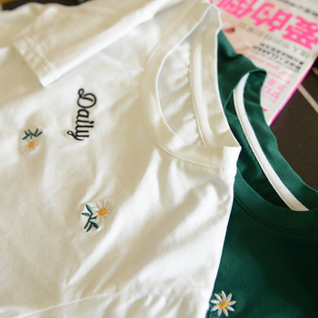 Широка детска блуза за момичета с бродерия в бял и зелен цвятя