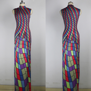 Μεγάλη κυρίες μακρύ φόρεμα με πολύ όμορφα πολύχρωμα γεωμετρικά σχήματα