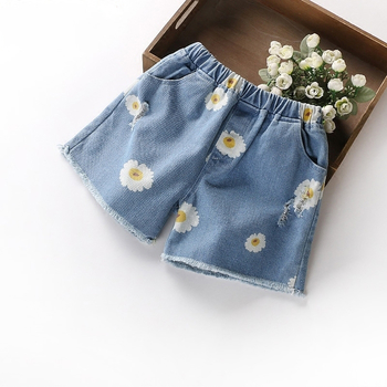 Красив детски комплект за момичета - къси панталони с бродерия цветя и блуза с къс ръкав с флорален десен 