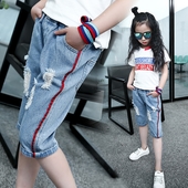 Дънкови панталони до коляното за момичета, леко накъсани