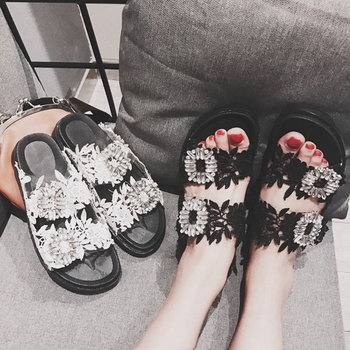 Ежедневни дамски сандали в черен и бял цвят
