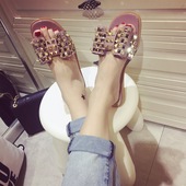 Άνετες γυναικείες παντόφλες με μεταλλικά τρουξ