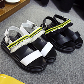 Καθημερινά κυρίες δερμάτινα σανδάλια με κρόσσια σε μαύρο και άσπρο