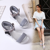 σανδάλια αθλητισμού των γυναικών σε γκρι και μαύρο