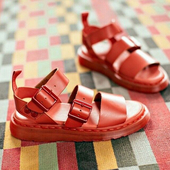 Καουτσούκ κυρίες σανδάλια σε μαύρο και κόκκινο