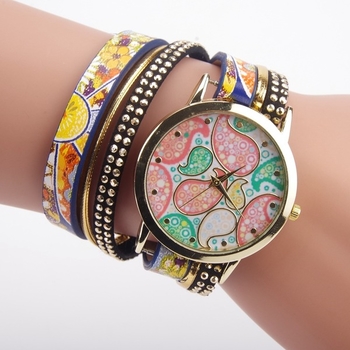 Πολύ όμορφο γυναικείο ρολόι βραχιόλι με πολύχρωμη πλάκα
