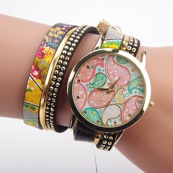Много красив дамски часовник тип гривна с шарен циферблат