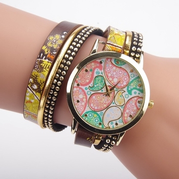 Много красив дамски часовник тип гривна с шарен циферблат
