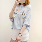 πουκάμισο σύγχρονες γυναίκες με λουλούδια εκτύπωση σε μπλε, λευκό και ροζ