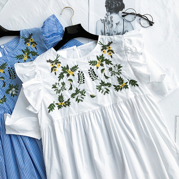 Κομψό κυρίες μπλούζα με κεντημένα λουλούδια σε μπλε και άσπρο, 3/4 μανίκι
