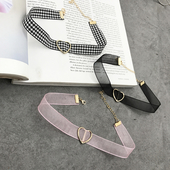 Красив дамски чокър от прозрачна материя с декорация сърце