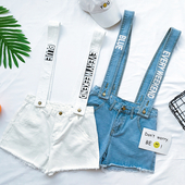 Σύντομη παντελόνι τζιν σε λευκό και μπλε τζιν με τιράντες