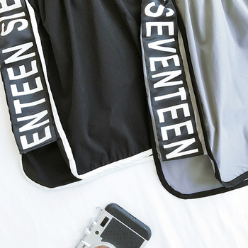 Къси спортни панталони в сив и черен цвят с надпис