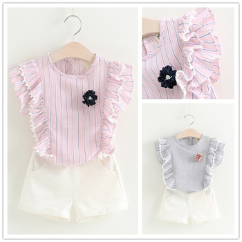 Нежен комплект за момичета - къси панталони в бял цвят с раиран потник в розов и син цвят
