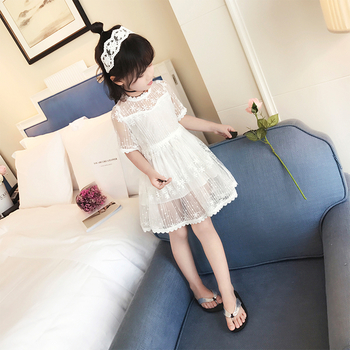 Нежна детска рокля за момичета от дантела в бял цвят