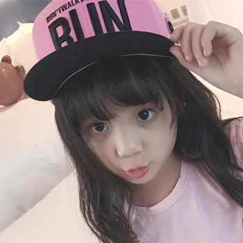 Красива детска шапка с надпис в черен и розов цвят
