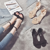 Κομψό κυρίες σανδάλια με κορδέλα και ελαφρύ ρεύμα σε μαύρο και μπεζ