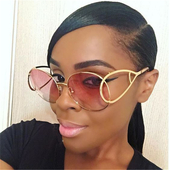 Много стилни дамски слънчеви очила с интересна форма на рамката