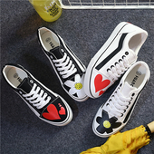 Уникални дамски кецове с интересни апликацийки