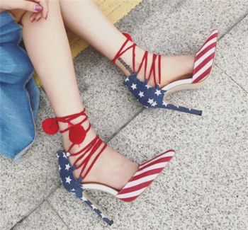 Дамски обувки на висок ток в цветовете на Американското знаме и интересни връзки около глезена