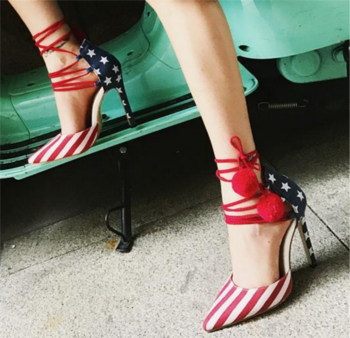 Дамски обувки на висок ток в цветовете на Американското знаме и интересни връзки около глезена