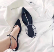 Много удобни дамски затворени ниски сандали с интересни презрамки украшени с лъскави камъчета