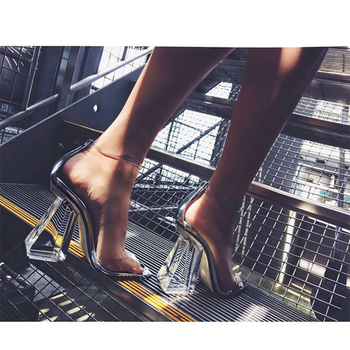 Модерни дамски сандали  с интересен ток и прозрачни силиконови каишки