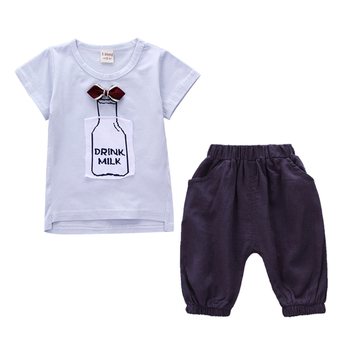 Γλυκό παιδικό σετ με ριγέ παντελόνια + μπλουζάκι