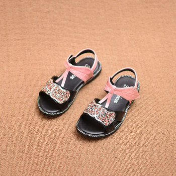 Интересен модел детски сандали за момичета с лъскава декорация