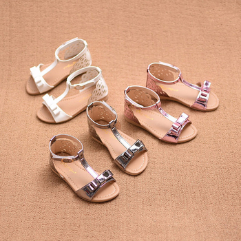Сладки сандали за момичета с панделка в бял, сребърен и розов цвят
