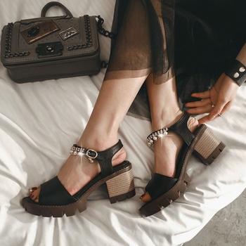 Красиви сандали за дамите на лек ток с декорация мъниста