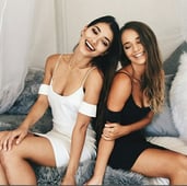 Нежна дамска рокля по тялото с тънки презрамки