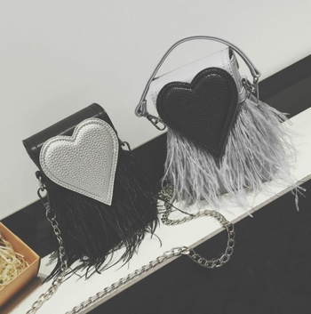Интересен модел дамска чанта с пера и декорация сърце