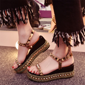 Бохемски дамски сандали с капси и висока платформа