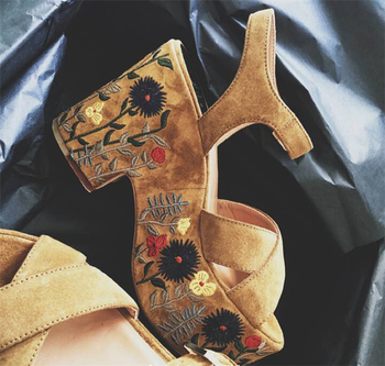 Уникални велурени дамски сандали с много красива бродерия на цветчета