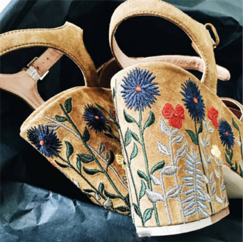 Уникални велурени дамски сандали с много красива бродерия на цветчета