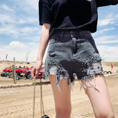 Denim σορτς για τις γυναίκες με υψηλή μέση και μεταλλική διακόσμηση