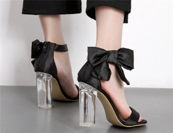 Елегантни дамски сандали с изключително красива панделка около глезена 