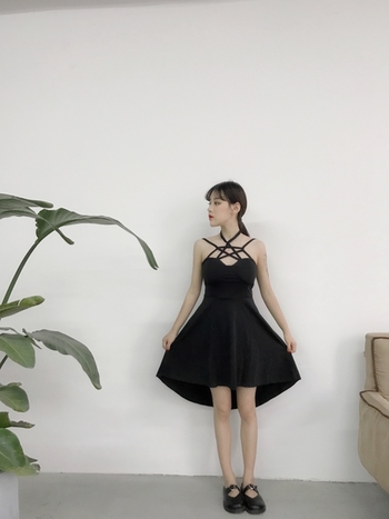 Κομψό γυναικείο  φόρεμα σε μαύρο χρώμα με σταυρωμένα τα λουριά
