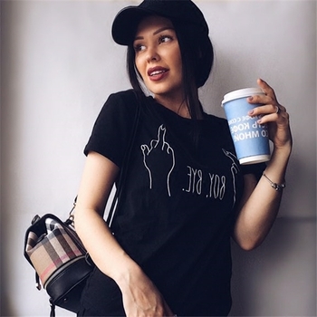 Γυναικείο  T-shirt με μια ενδιαφέρουσα επιγραφή και εκτύπωση σε μαύρο χρώμα