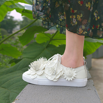 Όμορφα γυναικεία πάνινα παπούτσια με διακόσμηση λουλουδιών κατάλληλα για την καθημερινή ζωή