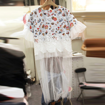 Свежа дамска блуза с дантела и цветни изображения