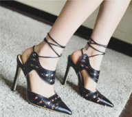 Γυναικεία σανδάλια με ψηλά τακούνια σε μοναδικούς ρωμαϊκούς δεσμούς γύρω από τους αστραγάλους