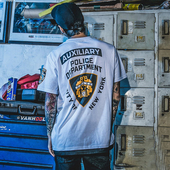 Тениска за мъже в бял и черен цвят с надписи на гърба