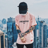 Изчистен модел мъжка тениска в четири цвята с надпис на гърдите