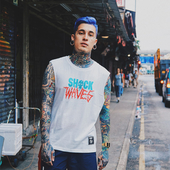 Мъжки потник с надпис "Shock Waves" в бял и черен цвят